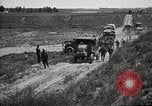 Standbild Lastwagen der Armee Motor gekippt Konvoi in einen Graben North Platte Nebraska USA, 1919, aus Sekunde 52 historischem Filmmaterial Videoclip 65675025551