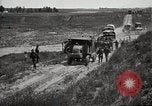 Standbild Lastwagen der Armee Motor gekippt Konvoi in einen Graben North Platte Nebraska USA, 1919, aus Sekunde 53 historischem Filmmaterial Videoclip 65675025551