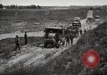 Standbild Lastwagen der Armee Motor gekippt Konvoi in einen Graben North Platte Nebraska USA, 1919, aus Sekunde 54 historischem Filmmaterial Videoclip 65675025551