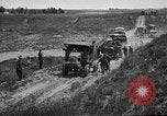 Standbild Lastwagen der Armee Motor gekippt Konvoi in einen Graben North Platte Nebraska USA, 1919, aus Sekunde 55 historischem Filmmaterial Videoclip 65675025551