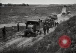 Standbild Lastwagen der Armee Motor gekippt Konvoi in einen Graben North Platte Nebraska USA, 1919, aus Sekunde 56 historischem Filmmaterial Videoclip 65675025551