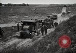 Standbild Lastwagen der Armee Motor gekippt Konvoi in einen Graben North Platte Nebraska USA, 1919, aus Sekunde 57 historischem Filmmaterial Videoclip 65675025551