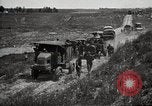 Standbild Lastwagen der Armee Motor gekippt Konvoi in einen Graben North Platte Nebraska USA, 1919, aus Sekunde 58 historischem Filmmaterial Videoclip 65675025551