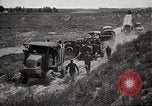 Standbild Lastwagen der Armee Motor gekippt Konvoi in einen Graben North Platte Nebraska USA, 1919, aus Sekunde 59 historischem Filmmaterial Videoclip 65675025551