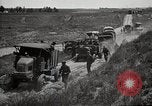 Standbild Lastwagen der Armee Motor gekippt Konvoi in einen Graben North Platte Nebraska USA, 1919, aus Sekunde 60 historischem Filmmaterial Videoclip 65675025551