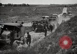 Standbild Lastwagen der Armee Motor gekippt Konvoi in einen Graben North Platte Nebraska USA, 1919, aus Sekunde 61 historischem Filmmaterial Videoclip 65675025551