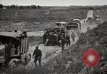 Standbild Lastwagen der Armee Motor gekippt Konvoi in einen Graben North Platte Nebraska USA, 1919, aus Sekunde 62 historischem Filmmaterial Videoclip 65675025551