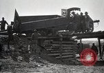 Immagine di Stati Uniti Convoglio esercito rompe il carrello attraverso il ponte di legno Wyoming United States USA, 1919, secondo 24 filmato di repertorio 65675025554