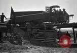 Immagine di Stati Uniti Convoglio esercito rompe il carrello attraverso il ponte di legno Wyoming United States USA, 1919, secondo 25 filmato di repertorio 65675025554