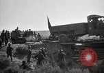Immagine di Stati Uniti Convoglio esercito rompe il carrello attraverso il ponte di legno Wyoming United States USA, 1919, secondo 42 filmato di repertorio 65675025554