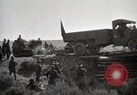 Immagine di Stati Uniti Convoglio esercito rompe il carrello attraverso il ponte di legno Wyoming United States USA, 1919, secondo 43 filmato di repertorio 65675025554