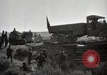 Immagine di Stati Uniti Convoglio esercito rompe il carrello attraverso il ponte di legno Wyoming United States USA, 1919, secondo 45 filmato di repertorio 65675025554