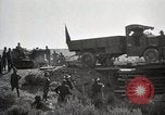 Immagine di Stati Uniti Convoglio esercito rompe il carrello attraverso il ponte di legno Wyoming United States USA, 1919, secondo 46 filmato di repertorio 65675025554