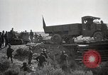 Immagine di Stati Uniti Convoglio esercito rompe il carrello attraverso il ponte di legno Wyoming United States USA, 1919, secondo 47 filmato di repertorio 65675025554