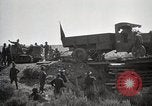 Immagine di Stati Uniti Convoglio esercito rompe il carrello attraverso il ponte di legno Wyoming United States USA, 1919, secondo 48 filmato di repertorio 65675025554