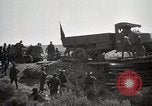 Immagine di Stati Uniti Convoglio esercito rompe il carrello attraverso il ponte di legno Wyoming United States USA, 1919, secondo 49 filmato di repertorio 65675025554
