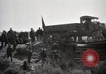 Immagine di Stati Uniti Convoglio esercito rompe il carrello attraverso il ponte di legno Wyoming United States USA, 1919, secondo 54 filmato di repertorio 65675025554