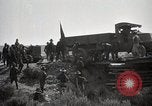 Immagine di Stati Uniti Convoglio esercito rompe il carrello attraverso il ponte di legno Wyoming United States USA, 1919, secondo 55 filmato di repertorio 65675025554
