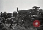 Immagine di Stati Uniti Convoglio esercito rompe il carrello attraverso il ponte di legno Wyoming United States USA, 1919, secondo 56 filmato di repertorio 65675025554