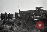 Immagine di Stati Uniti Convoglio esercito rompe il carrello attraverso il ponte di legno Wyoming United States USA, 1919, secondo 57 filmato di repertorio 65675025554