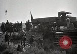 Immagine di Stati Uniti Convoglio esercito rompe il carrello attraverso il ponte di legno Wyoming United States USA, 1919, secondo 59 filmato di repertorio 65675025554