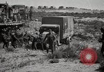 Immagine di Stati Uniti Convoglio esercito rompe il carrello attraverso il ponte di legno Wyoming United States USA, 1919, secondo 61 filmato di repertorio 65675025554