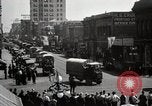 Immagine di Stati Uniti Motorino dell esercito convoglio di trasporto in città Sacramento California USA, 1919, secondo 30 filmato di repertorio 65675025561