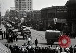 Immagine di Stati Uniti Motorino dell esercito convoglio di trasporto in città Sacramento California USA, 1919, secondo 37 filmato di repertorio 65675025561