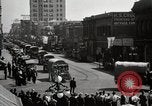 Immagine di Stati Uniti Motorino dell esercito convoglio di trasporto in città Sacramento California USA, 1919, secondo 38 filmato di repertorio 65675025561
