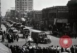 Immagine di Stati Uniti Motorino dell esercito convoglio di trasporto in città Sacramento California USA, 1919, secondo 40 filmato di repertorio 65675025561