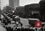 Immagine di Stati Uniti Motorino dell esercito convoglio di trasporto in città Sacramento California USA, 1919, secondo 42 filmato di repertorio 65675025561