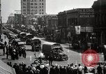 Immagine di Stati Uniti Motorino dell esercito convoglio di trasporto in città Sacramento California USA, 1919, secondo 44 filmato di repertorio 65675025561