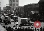 Immagine di Stati Uniti Motorino dell esercito convoglio di trasporto in città Sacramento California USA, 1919, secondo 45 filmato di repertorio 65675025561