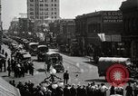 Immagine di Stati Uniti Motorino dell esercito convoglio di trasporto in città Sacramento California USA, 1919, secondo 47 filmato di repertorio 65675025561
