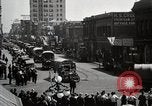 Immagine di Stati Uniti Motorino dell esercito convoglio di trasporto in città Sacramento California USA, 1919, secondo 48 filmato di repertorio 65675025561