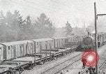 Image Chemins de fer français transportant des troupes américaines dans des wagons couverts France, 1918, de la seconde 1 séquences d'archives historiques vidéo 65675025592