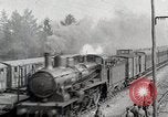 Image Chemins de fer français transportant des troupes américaines dans des wagons couverts France, 1918, de la seconde 4 séquences d'archives historiques vidéo 65675025592