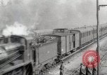 Image Chemins de fer français transportant des troupes américaines dans des wagons couverts France, 1918, de la seconde 5 séquences d'archives historiques vidéo 65675025592