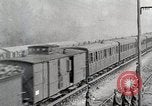 Image Chemins de fer français transportant des troupes américaines dans des wagons couverts France, 1918, de la seconde 6 séquences d'archives historiques vidéo 65675025592
