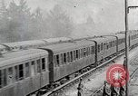 Image Chemins de fer français transportant des troupes américaines dans des wagons couverts France, 1918, de la seconde 8 séquences d'archives historiques vidéo 65675025592