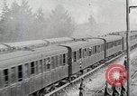 Image Chemins de fer français transportant des troupes américaines dans des wagons couverts France, 1918, de la seconde 9 séquences d'archives historiques vidéo 65675025592