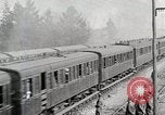 Image Chemins de fer français transportant des troupes américaines dans des wagons couverts France, 1918, de la seconde 10 séquences d'archives historiques vidéo 65675025592