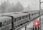 Image Chemins de fer français transportant des troupes américaines dans des wagons couverts France, 1918, de la seconde 11 séquences d'archives historiques vidéo 65675025592
