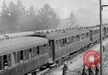Image Chemins de fer français transportant des troupes américaines dans des wagons couverts France, 1918, de la seconde 12 séquences d'archives historiques vidéo 65675025592