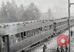 Image Chemins de fer français transportant des troupes américaines dans des wagons couverts France, 1918, de la seconde 13 séquences d'archives historiques vidéo 65675025592