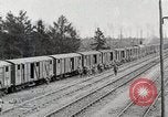 Image Chemins de fer français transportant des troupes américaines dans des wagons couverts France, 1918, de la seconde 15 séquences d'archives historiques vidéo 65675025592