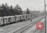 Image Chemins de fer français transportant des troupes américaines dans des wagons couverts France, 1918, de la seconde 17 séquences d'archives historiques vidéo 65675025592