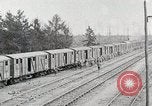 Image Chemins de fer français transportant des troupes américaines dans des wagons couverts France, 1918, de la seconde 18 séquences d'archives historiques vidéo 65675025592