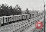 Image Chemins de fer français transportant des troupes américaines dans des wagons couverts France, 1918, de la seconde 22 séquences d'archives historiques vidéo 65675025592
