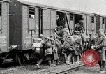 Image Chemins de fer français transportant des troupes américaines dans des wagons couverts France, 1918, de la seconde 23 séquences d'archives historiques vidéo 65675025592